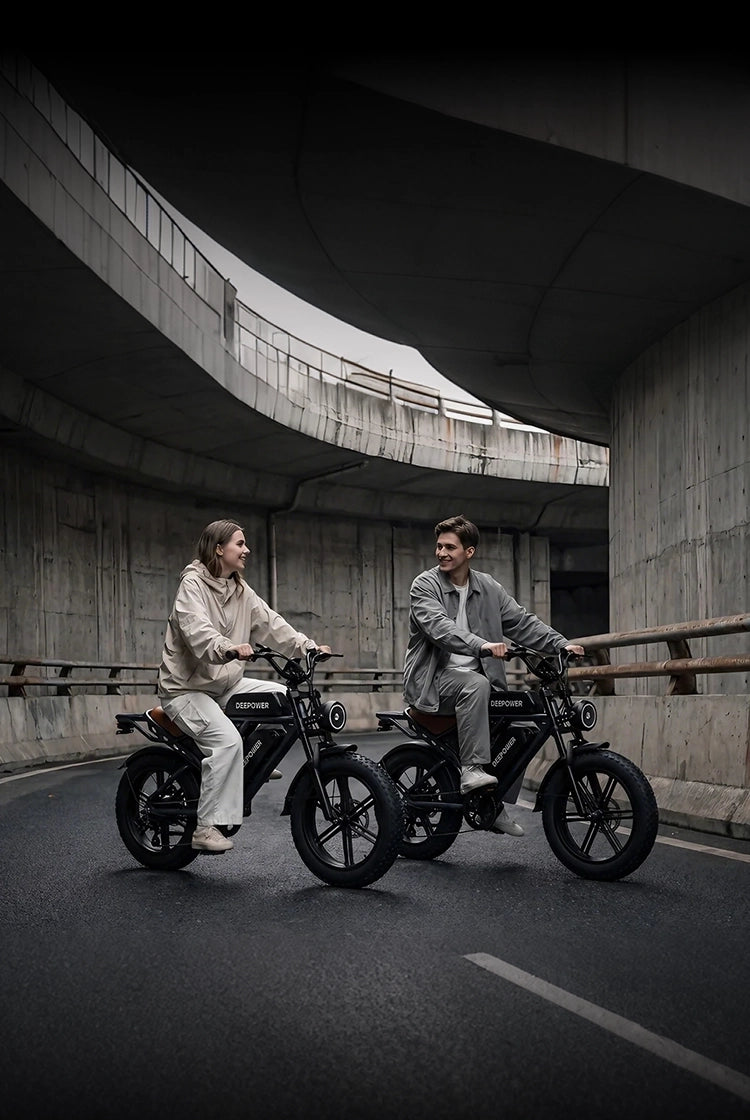 Two riders on DEEPOWER QS7 e-bikes in an urban tunnel